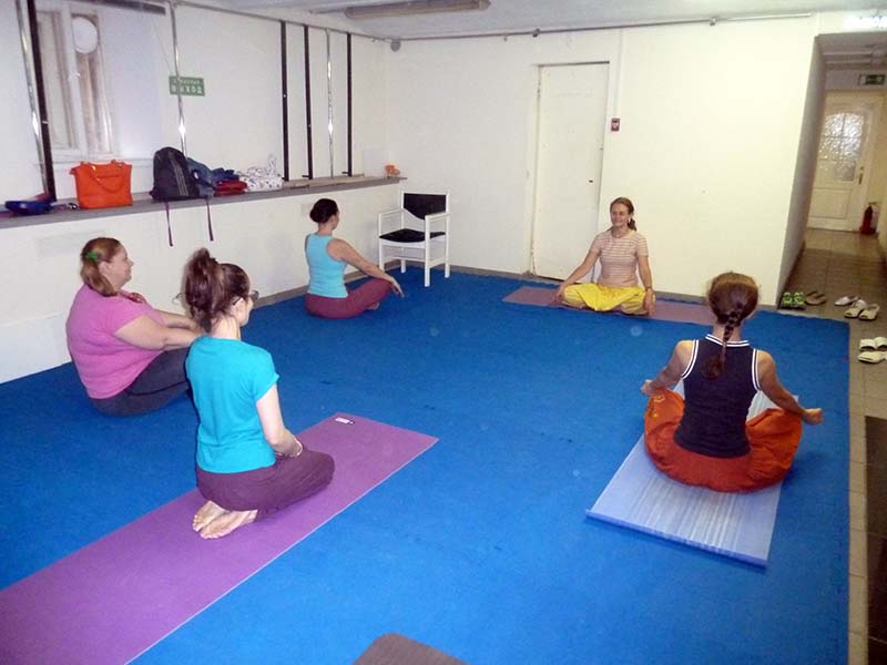 Занятия по йоге ведёт опытный преподаватель О. М. Кузнецова.
